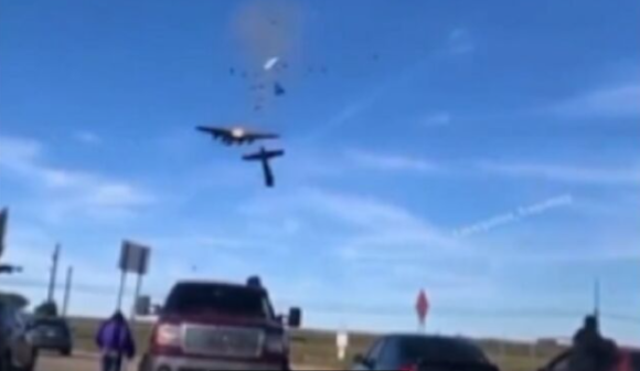 Aviones militares chocan en el aire durante exhibición en Dallas