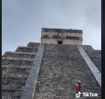 Turista “Lady Chichén Itzá” subió a pirámide de Kukulkán; al bajar recibió insultos