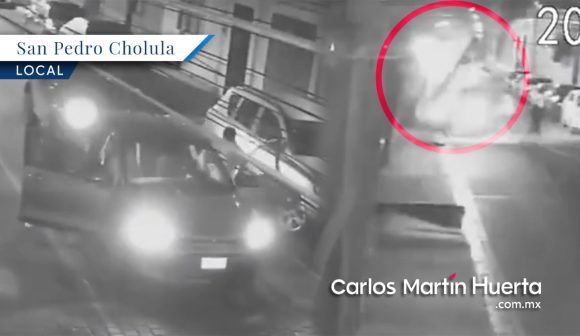 Automóvil logra huir de monta choques en Cholula; se impactó contra poste