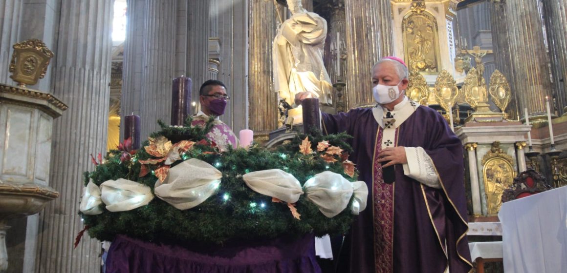 El arzobispo de Puebla, encendió la primera vela de la corona de adviento