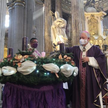 El arzobispo de Puebla, encendió la primera vela de la corona de adviento