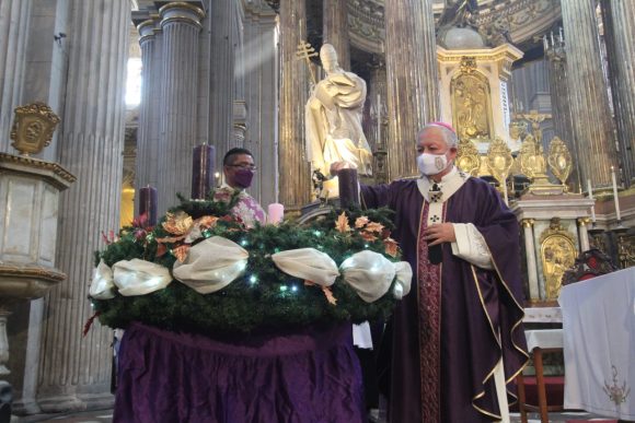 El arzobispo de Puebla, encendió la primera vela de la corona de adviento