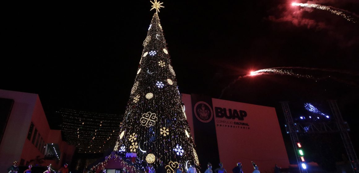 Con encendido del árbol navideño, BUAP da la bienvenida a la época decembrina