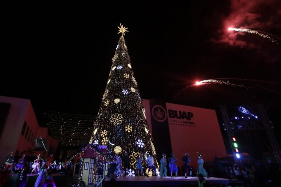 buap-arbol-navideno-548103 Con encendido del árbol navideño, BUAP da la bienvenida a la época decembrina
