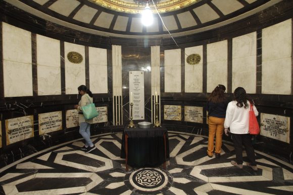 Decenas de poblanos y turistas acudieron a visitar  la Cripta de los Obispos