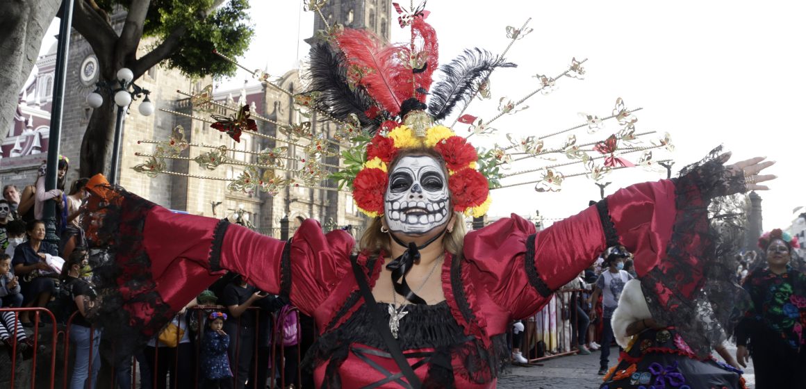 Catrinas y catrines salieron a las calles del Centro Histórico de Puebla