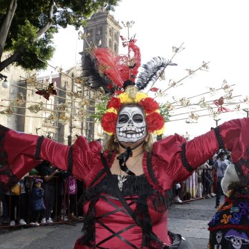 Catrinas y catrines salieron a las calles del Centro Histórico de Puebla