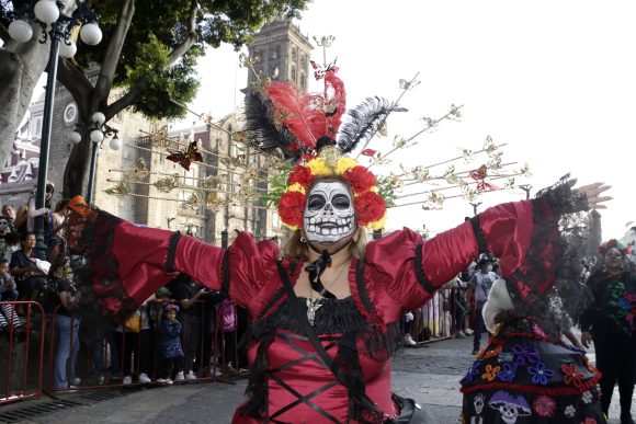 Catrinas y catrines salieron a las calles del Centro Histórico de Puebla