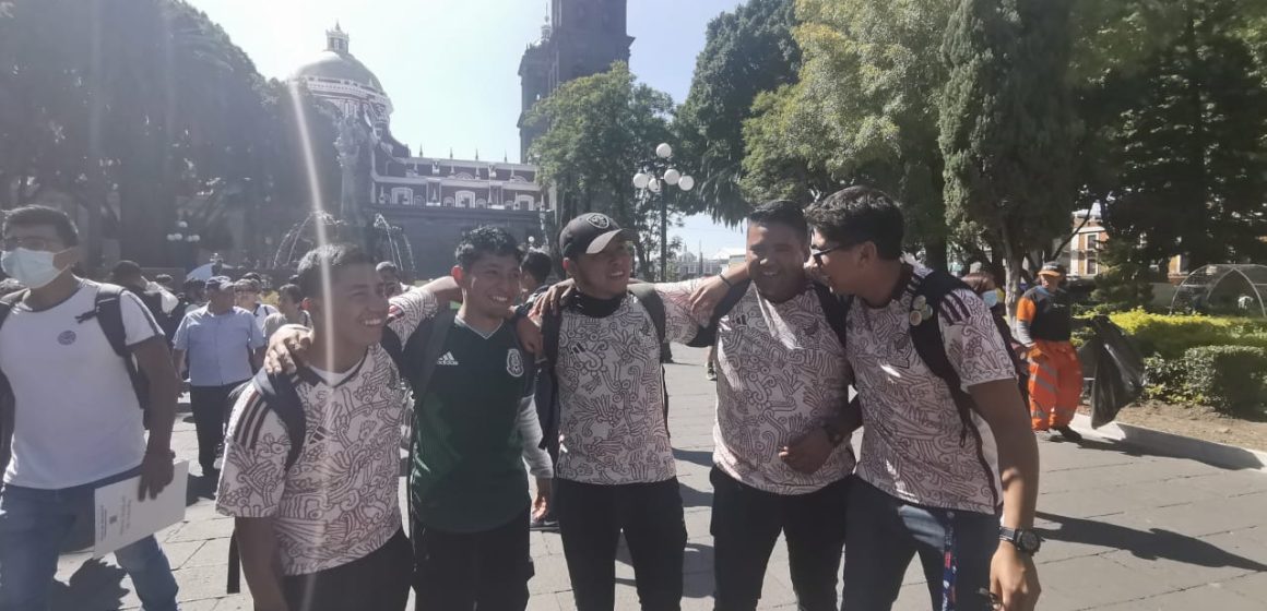 Porras, botargas y cientos de aficionados disfrutaron el partido México Vs Polonia