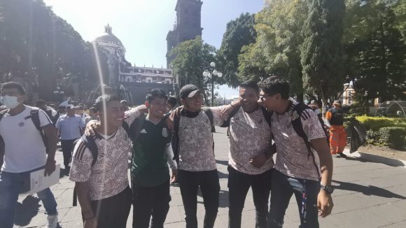 Porras, botargas y cientos de aficionados disfrutaron el partido México Vs Polonia