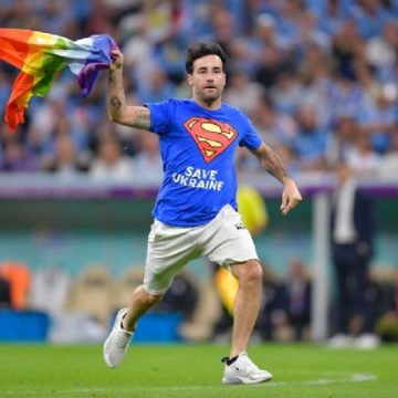 Aficionado salta a la cancha con bandera LGBT+ en el partido Portugal vs Uruguay