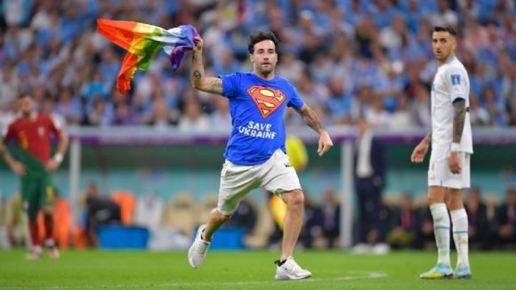 Aficionado salta a la cancha con bandera LGBT+ en el partido Portugal vs Uruguay