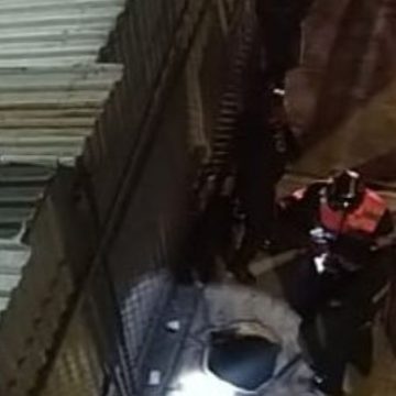 Mueren dos jóvenes tras caer en una coladera, cerca de Metro Velódromo