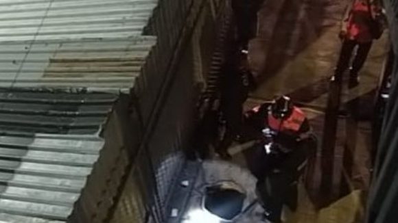 Mueren dos jóvenes tras caer en una coladera, cerca de Metro Velódromo