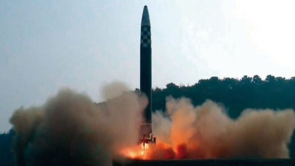 Corea del Norte dispara misil balístico al mar de Japón
