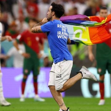 Seis meses de prisión podría recibir aficionado que invadió la cancha en el juego Portugal-Uruguay