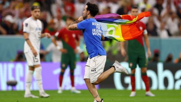 Seis meses de prisión podría recibir aficionado que invadió la cancha en el juego Portugal-Uruguay