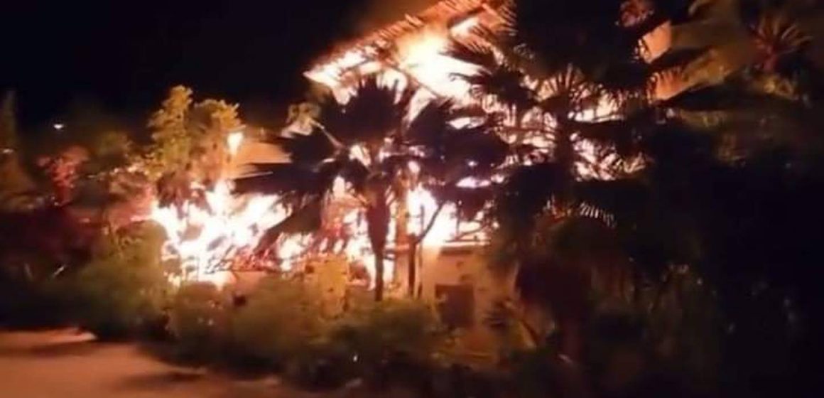 Severos daños en Holbox por incendio en hoteles