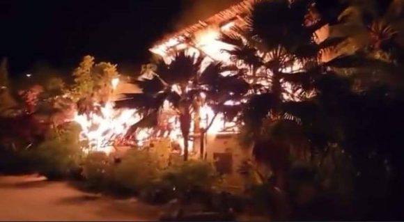 Severos daños en Holbox por incendio en hoteles