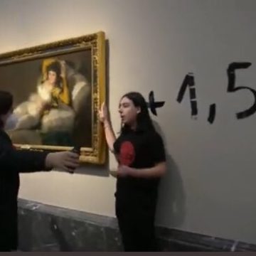 Activistas se pegan a marcos de “Las Majas” en el Museo del Prado