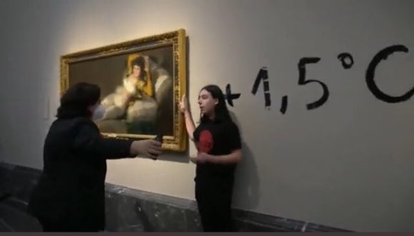 Activistas se pegan a marcos de “Las Majas” en el Museo del Prado