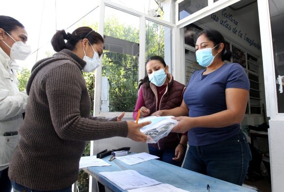 Continúa SEP con distribución de zapatos y uniformes escolares