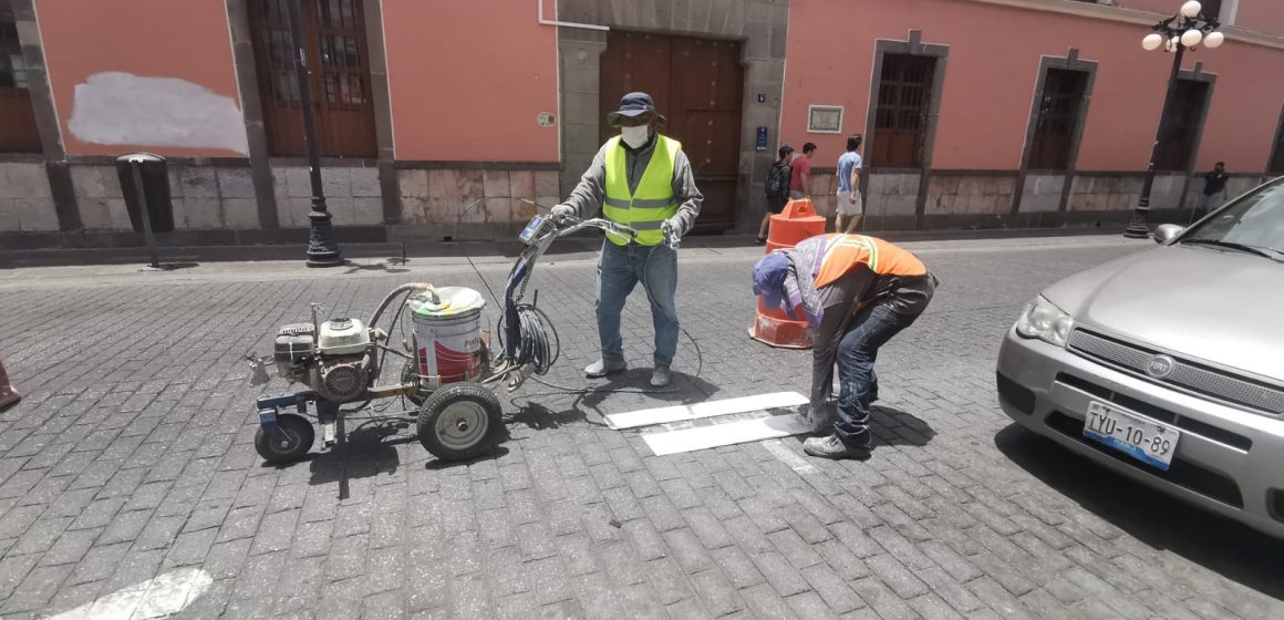 Franeleros cobran 100 pesos a ciudadanos por apartar lugares pese a parquímetros