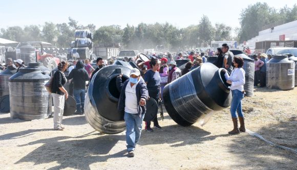 Entrega Gobierno de Puebla y Norma Layón 800 tinacos para familias necesitadas