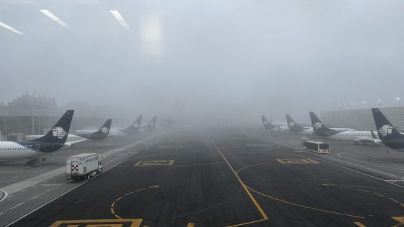 Por segundo día, banco de niebla retrasó operaciones en el AICM