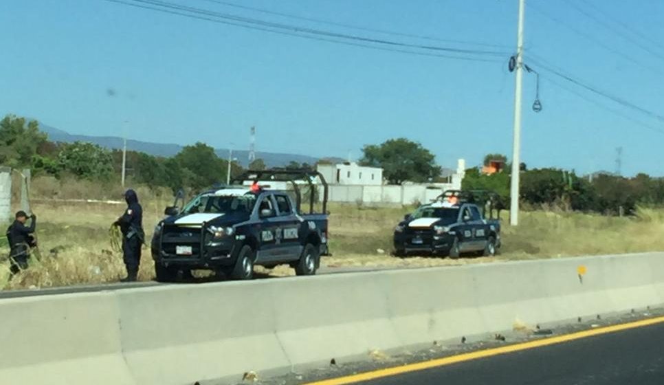 Encuentran cadáver en canal de riego en la carretera Atlixco-Izúcar