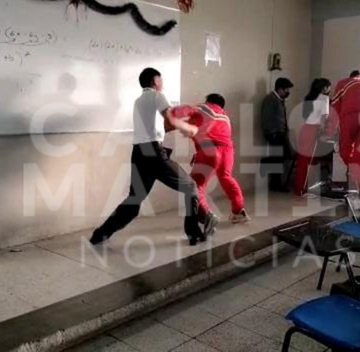 En un salón de clases se dan un “trompo” estudiantes del Centro Escolar Díaz Ordaz