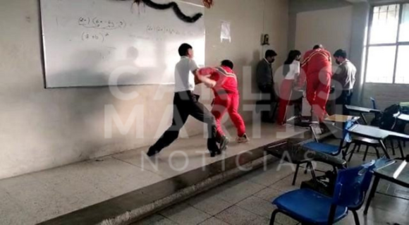 En un salón de clases se dan un “trompo” estudiantes del Centro Escolar Díaz Ordaz