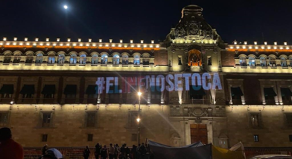 Iluminan Palacio Nacional y Monumento a la Revolución con la leyenda “el INE no se toca”