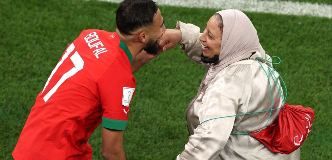 El jugador de Marruecos, Sofiane Boufal, celebra con su mamá el pase a semifinales del Mundial