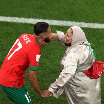 El jugador de Marruecos, Sofiane Boufal, celebra con su mamá el pase a semifinales del Mundial