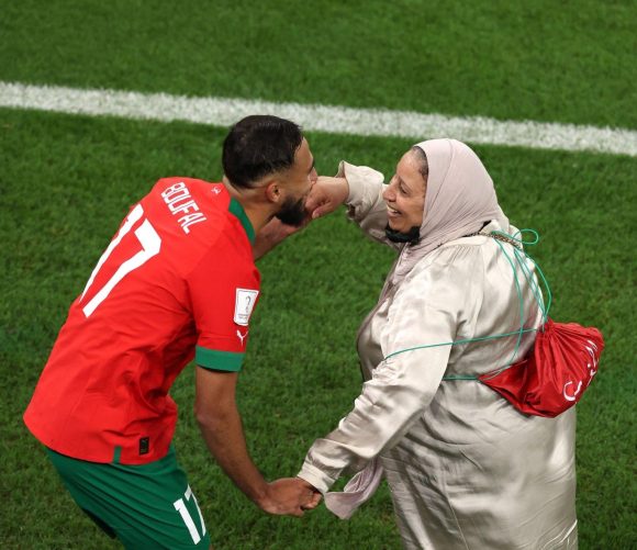 El jugador de Marruecos, Sofiane Boufal, celebra con su mamá el pase a semifinales del Mundial