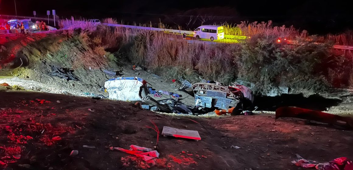 Al menos 11 muertos en accidente de autobús turístico en Nayarit