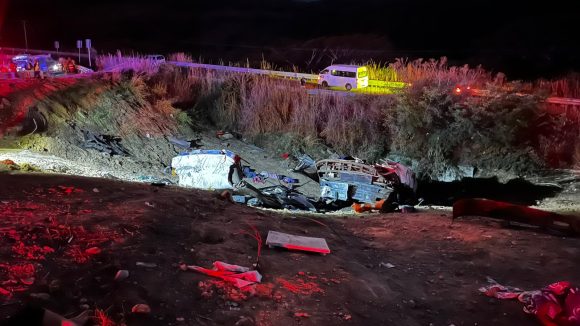FlRqFqjacAA5H43 Al menos 11 muertos en accidente de autobús turístico en Nayarit