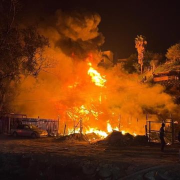 Fuego consume 15 viviendas durante Nochebuena en Tijuana