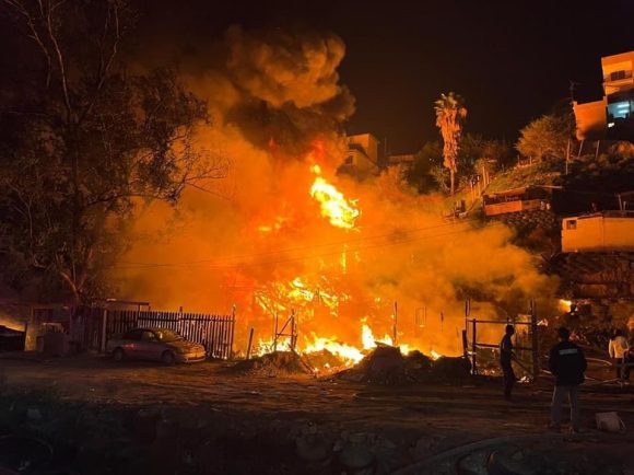 Incendio Tijuana Fuego consume 15 viviendas durante Nochebuena en Tijuana