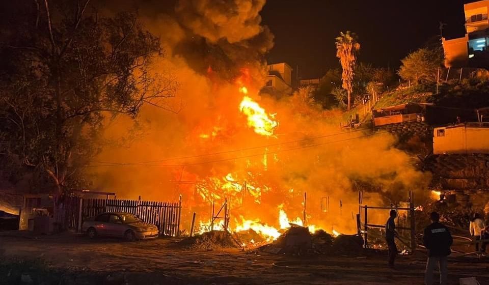 Fuego consume 15 viviendas durante Nochebuena en Tijuana