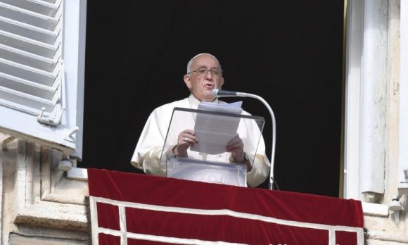 Papa Francisco pide diálogo en Perú para superar crisis política