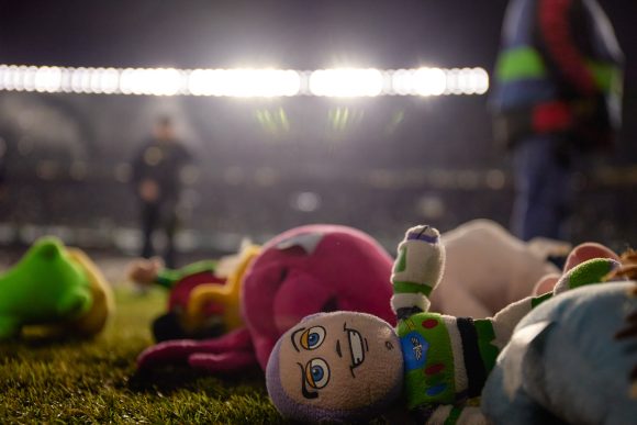 Vuelan peluches en el partido del Real Betis