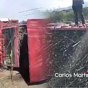 Mal estado de las carreteras en la Mixteca provocan volcaduras y choques