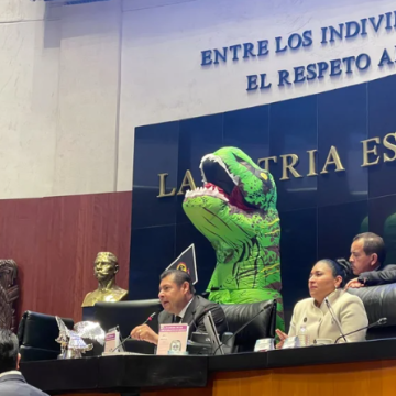 Xóchitl Gálvez se disfraza de dinosaurio en señal de protesta contra reforma electoral