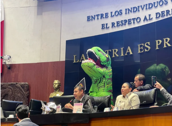 Xóchitl Gálvez se disfraza de dinosaurio en señal de protesta contra reforma electoral