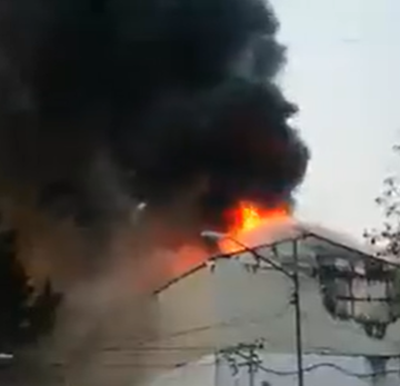 Se registra fuerte incendio en bodega de zapatos de Tepito