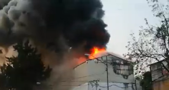 Sin título Se registra fuerte incendio en bodega de zapatos de Tepito