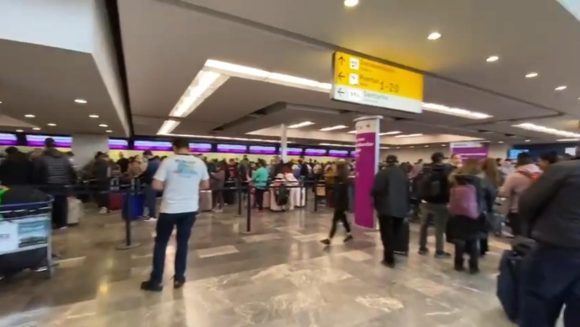 Nevada y neblina mantienen pasajeros varados y sin vuelos en aeropuerto de Tijuana