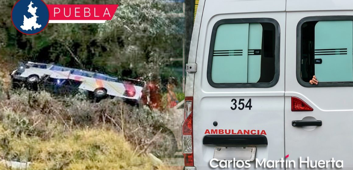 Tráiler choca y lanza al barranco a autobús de AU